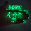 Pins Letras Iluminadas – Bottons para Sandálias e Babuches | Acessórios Divertidos